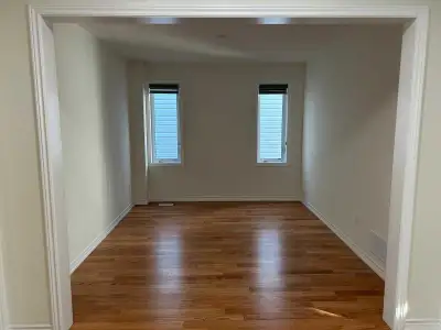 Beautiful large 4 bedroom house to rent in Lindsay. This modern home has 4 large bedrooms, 2 of them...