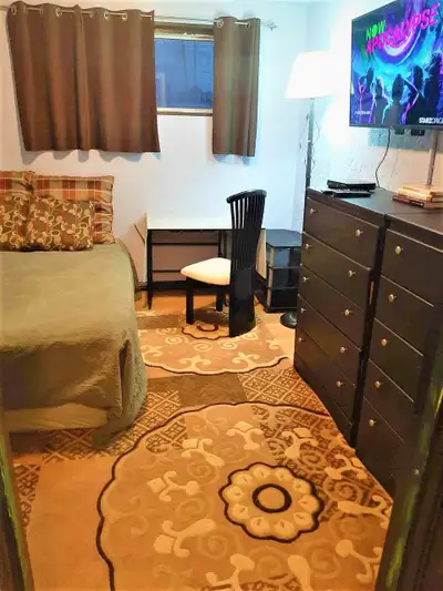 1 bd bsmt suite, by Kingsway mall