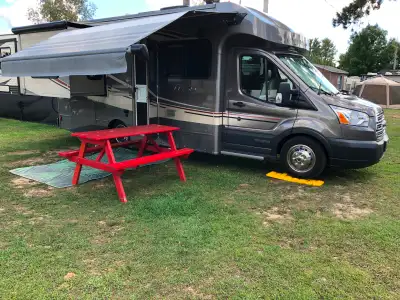 Véhicule Récréative de marque Winnebago de classe B+ sur un cadre d'un Ford Transit diesel 5 cylindr...