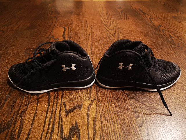 Under Armour  basketball shoe for youth, US size 3 in Basketball in City of Toronto