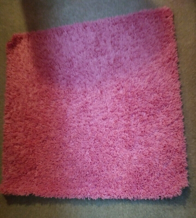 2 small pink ikea rugs dans Tapis et moquettes  à Winnipeg