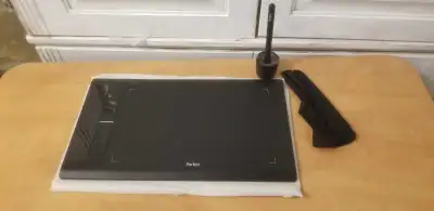 This Parblo graphical drawing tablet is in good condition and ready for its next artist! It comes co...