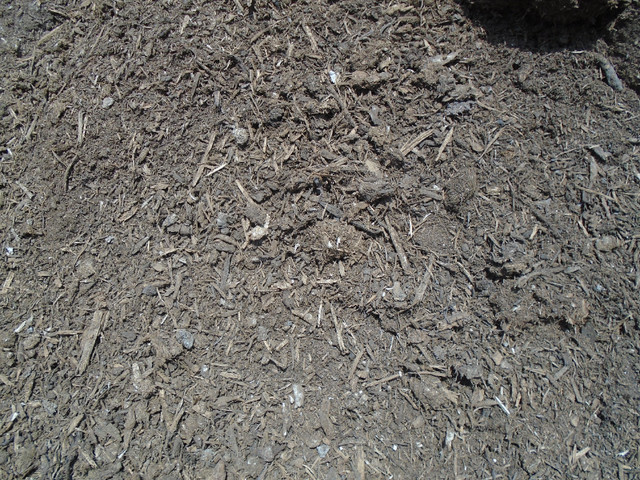 HARDWOOD MULCH AND WOOD CHIPS -DELIVERY AVAILABLE in Plants, Fertilizer & Soil in Kitchener / Waterloo - Image 3