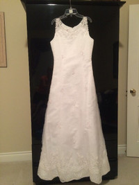 Simple but elegant wedding dress - new with tags