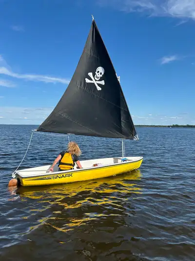 Vous recherchez un petit voilier amusant, léger et très réactif? Ce Snark Sunflower 3.3 « Pirate Shi...