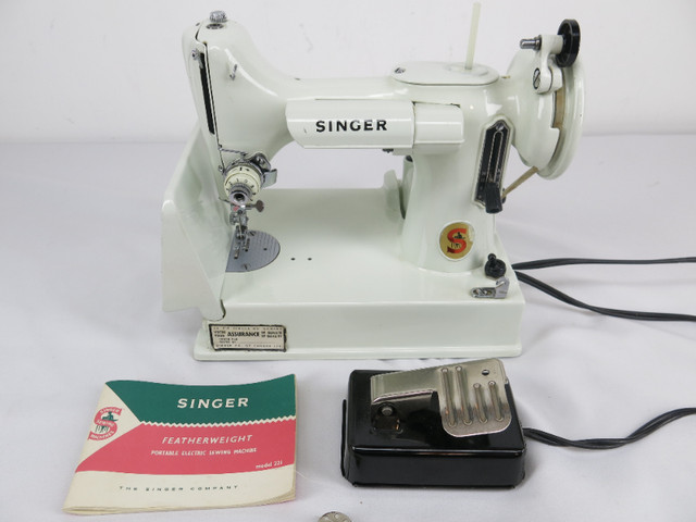 Singer Featherweight 221K White sewing machine dans Loisirs et artisanat  à Hamilton