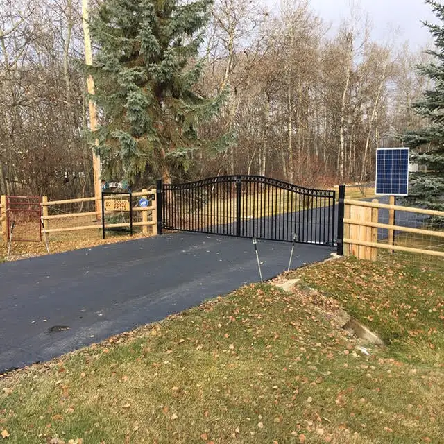 ALBERTA WILD WEST FENCING LTD / MULCHING in Fence, Deck, Railing & Siding in Edmonton - Image 8