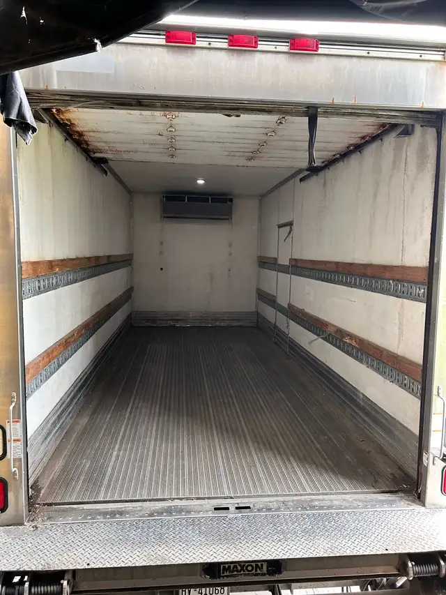 2016 freightliner m2 18’ reefer truck in Heavy Trucks in Napanee - Image 9