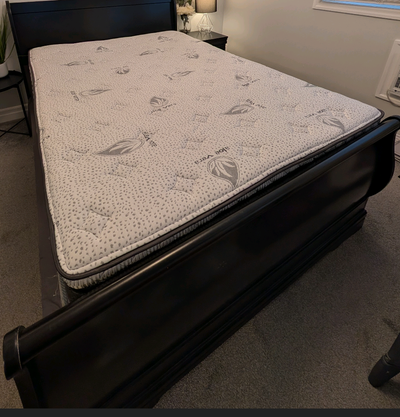 Ashley Queen size 5 piece bedroom set perfect for a master bedroom or a teenager room!