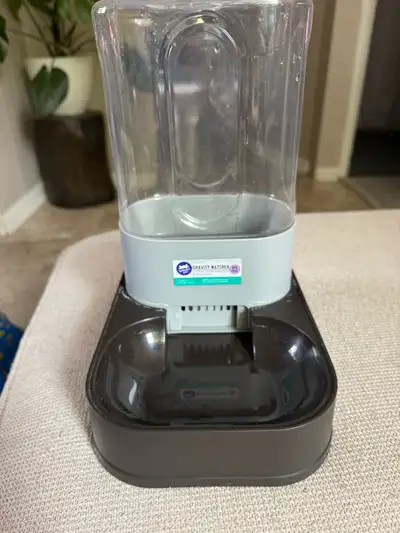 Gravity, water refills, water bowl as your cat drinks. Can be used for a dog as Well. Water capacity...