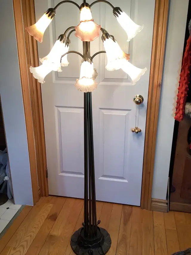 Tiff Sty Floor Lamp w 12 Lily Glass Shades Bronzed Lily Pad Base in Indoor Lighting & Fans in Belleville - Image 2