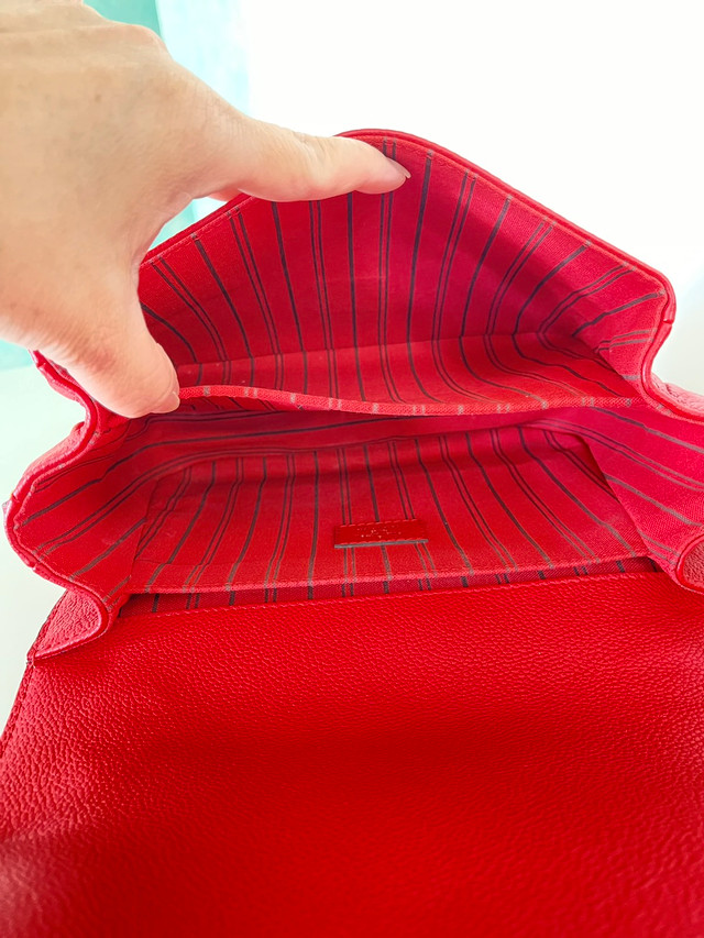 Authentic Louis Vuitton Métis red Empriente leather  dans Femmes - Sacs et portefeuilles  à Région de Markham/York - Image 3