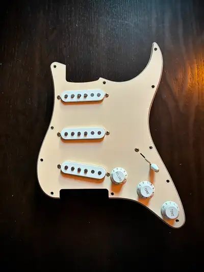 Fender 70s  Classic Series Strat Loaded Pickguard, View more