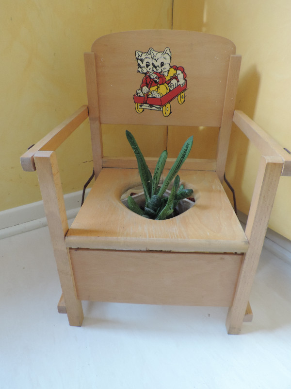 Vintage Folding Baby Potty (no pot) in Arts & Collectibles in Winnipeg