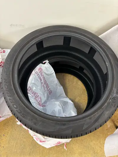 Selling a set of scorpion zero pirella all season tires in good but used condition 285/40 r22 front...