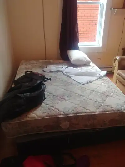 Salut Une chambre a louer dans appt de 3 chambres , salle de bain , cuisine ect Tout inclus ( electr...