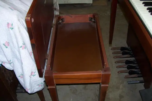 1950S LOWREY DOUBLE KEYBOARD ELECTRIC  ORGAN TUBE TYPE in Pianos & Keyboards in Grand Bend - Image 8