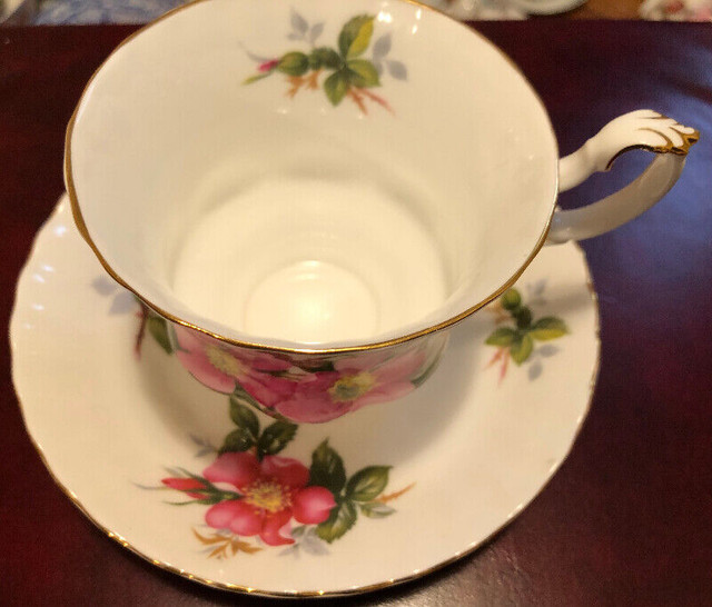 Very pretty Royal Albert teacup/saucer in Arts & Collectibles in Cambridge