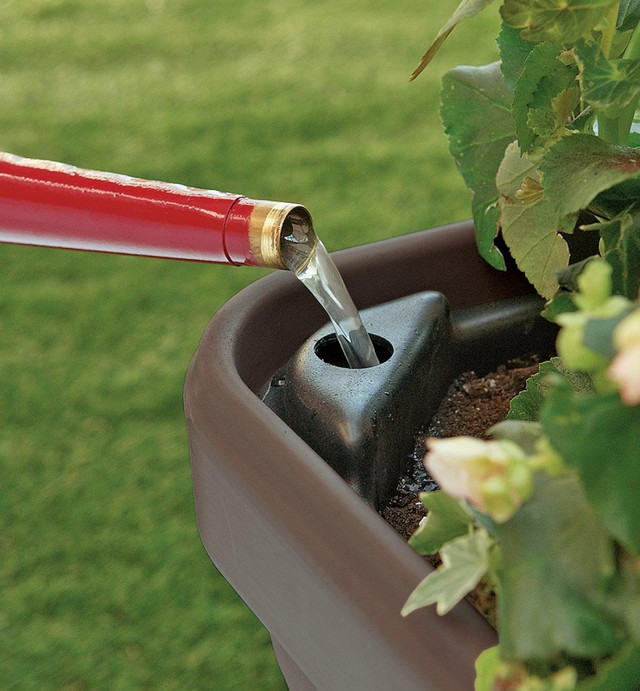 Lee Valley Self-watering planter with built-in reservoir in Patio & Garden Furniture in Oshawa / Durham Region - Image 2