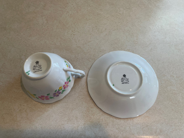 Tea cup and saucer  dans Art et objets de collection  à Napanee - Image 3
