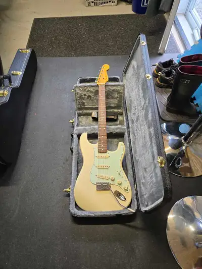 Fender Stratocaster St-62 Crafted in Japan 2006-2008 According to the serial number Vintage White Al...