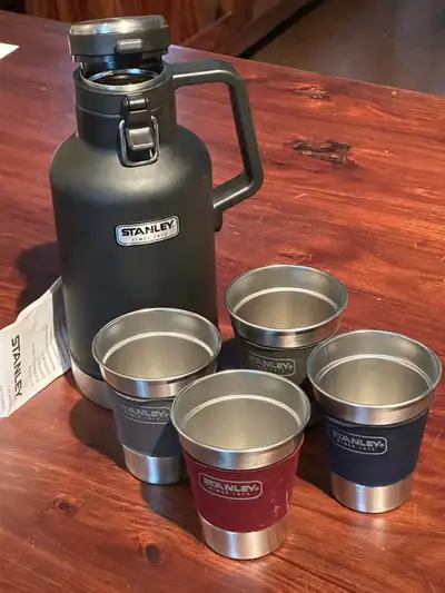 Stanley Growler Thermos With 4x stainless steel insulated Cups Glasses Avec 4x Verres isolés en acie...