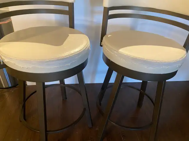 2 counter height swivel stools in Other in Oakville / Halton Region - Image 7