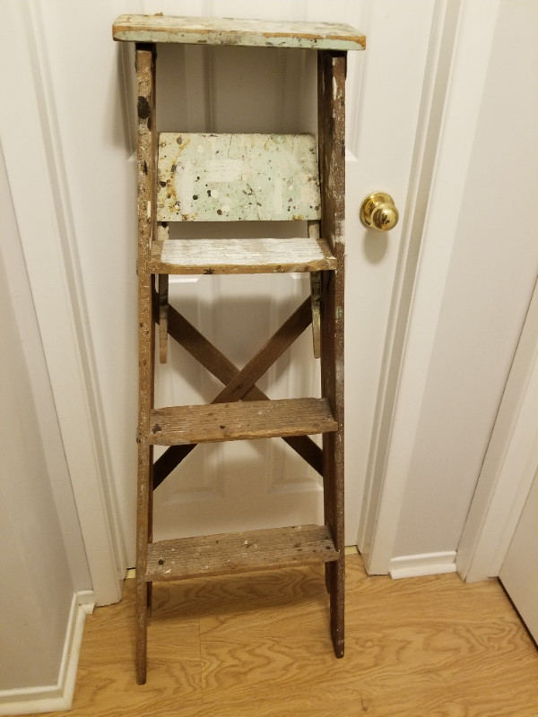 Wooden ladder and small metal ladder Ladders & Scaffolding Ottawa