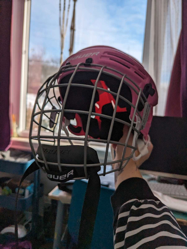 Bauer kids hockey helmet pink and white  in Hockey in Peterborough - Image 2