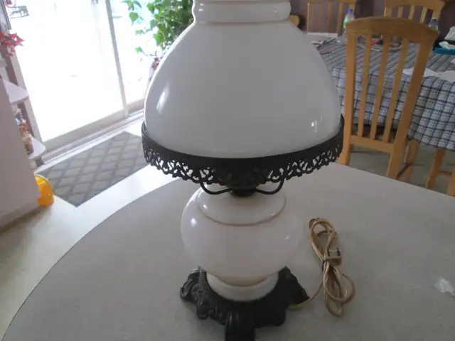 lampe de chevet  allure lampe huile?? in Kids in Laval / North Shore - Image 3