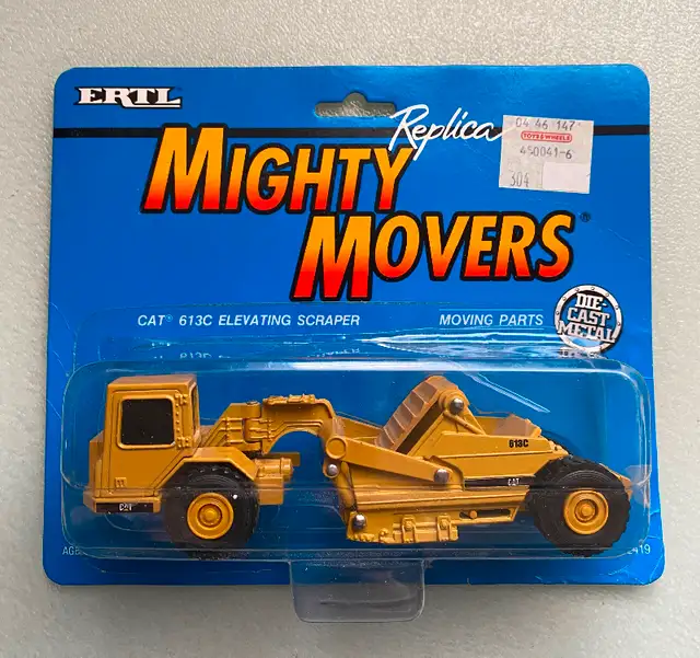 1/64 ERTL Mighty Movers Cat 613C Scraper Vintage 1992 Mfg date in Toys & Games in Saskatoon - Image 2