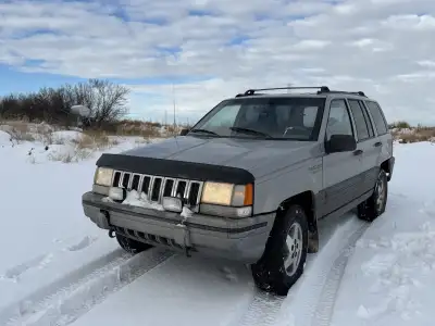 Jeep Grand Cherokee 1995 . Engine v8 5.2L. Everything work good . Minimum rust . Run and drive smoot...