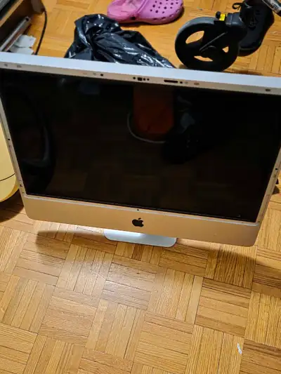 Selling a used Apple iMac. This desktop computer is in fair condition, perfect for basic computing t...