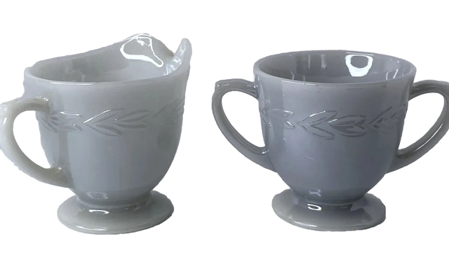 CREMIER SUCRIER VINTAGE FIRE-KING GRAY "LAUREL LEAF" CREAM/SUGAR in Arts & Collectibles in West Island - Image 2
