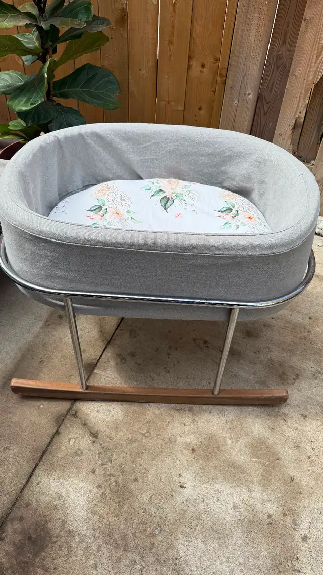 Baby Bassinet rocker in Playpens, Swings & Saucers in Mississauga / Peel Region - Image 4