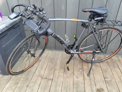 vélo de route avec porte bouteille ,béquille, porte-bagages, odometre