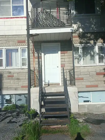 Charmant condo au rez-de-chaussée d’un triplex, situé dans un quartier calme, agréable et bien situé...