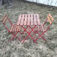 Chaises et table de jardin rouges