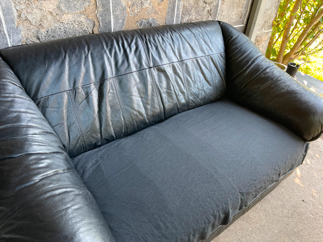Black leather love seat in Couches & Futons in Cambridge