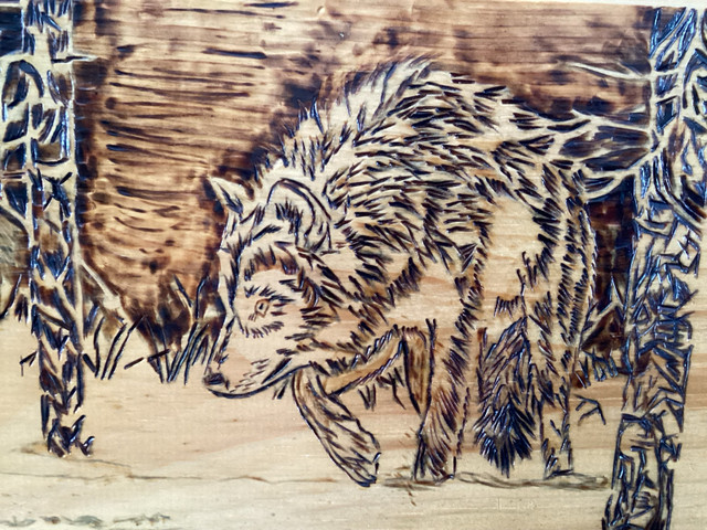 Signed Wood Burned Plaque Wall Art of a Wolf in a Forest dans Art et objets de collection  à Ouest de l’Île - Image 2