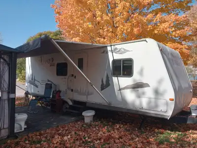 Call TAP Auto Sales: 647-202-2277 DUTCHMEN TUNDRA TRAVEL TRAILER -29 feet long -Model: 27FB-DSL -Eve...