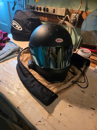 Matter black Bell Eliminator helmet. Comes with one clear and one mirror visor. Great condition, lik...