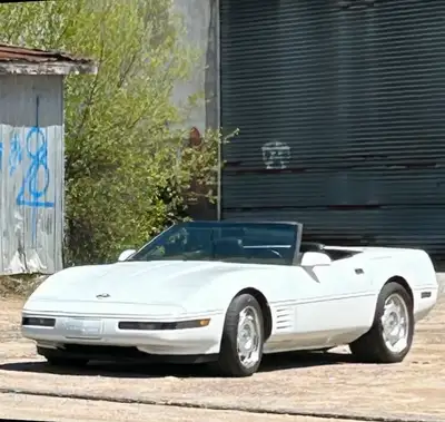Découvrez cette Chevrolet Corvette décapotable de 1992, une véritable icône américaine avec son styl...