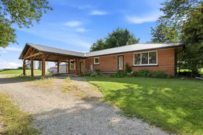 Looking for space, privacy, and some extra room for a business? This 3+1 bedroom, 2-bathroom home si...