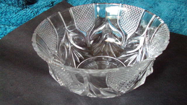 VINTAGE LEAD CRYSTAL SAWTOOTH EDGE BOWL in Arts & Collectibles in Mississauga / Peel Region - Image 2