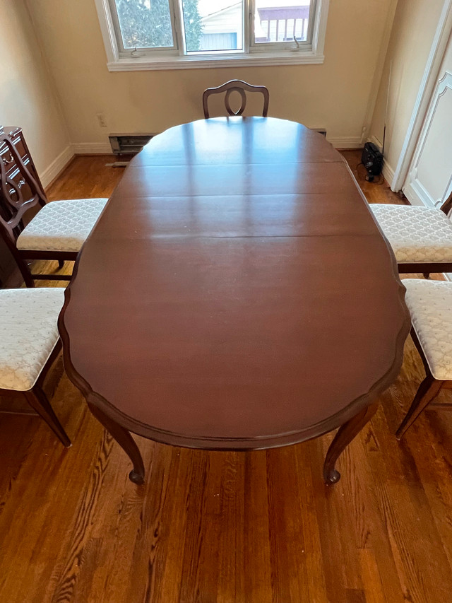 Dining room table and chairs dans Mobilier de salle à manger et cuisine  à Ville de Montréal
