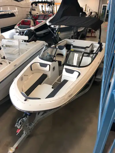 Bateau de plaisance Bayliner VR4 19 pieds 2019 avec moteur Mercruiser 4.5L 200cv et remorque Karavan...