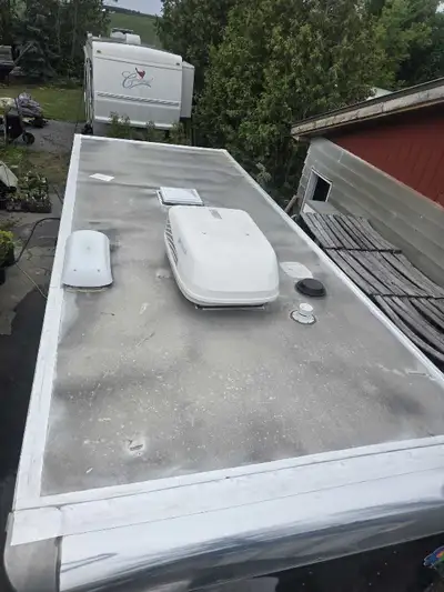 Remorque cargo isoleée unique en son genre. La finition intérieur a été exécuter du fabricant. Peut...