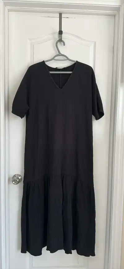 This is a Zara black dress in a size medium. This dress is in used condition. It's a stylish and com...