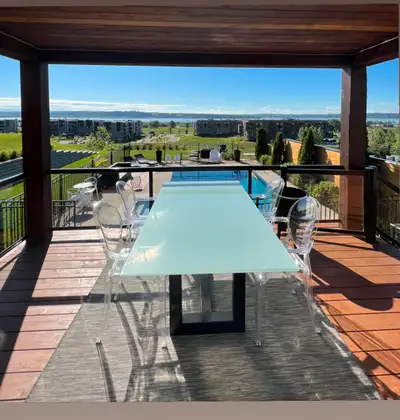 3 nuits minimum. Maison entièrement équipée avec piscine chauffée. Vue splendide sur le Fleuve. Tout...